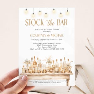 Puede incluir: Una ilustración de acuarela de un bar con botellas de alcohol, vasos y accesorios de bar. La invitación dice "Stock the Bar" y es para una despedida de soltero para Courtney & Michael. El evento es el 14 de septiembre a las 5:00 p.m. en la casa de Rayleen y Cameron. La dirección es 12345 Champagne Drive, San Diego, CA 67890. RSVP antes del 9/8 a Rayleen al 123-456-7890. La invitación también pide a los invitados que traigan su vino, cerveza, licor o accesorio de bar favorito para ayudar a surtir el bar para los futuros Sr. y Sra.