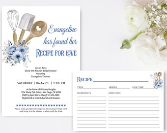 Op de afbeelding: Een blauwe en witte bruidsdoucheinvitatie met een aquarelillustratie van keukengerei en bloemen. De uitnodiging luidt "Evangeline heeft haar recept voor de liefde gevonden" en bevat de datum en tijd van het evenement. De achterkant van de uitnodiging is een receptkaart met regels om ingrediënten en instructies op te schrijven.