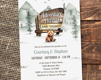 Pode incluir: Um convite para um chá de bebê com uma ilustração em aquarela de uma cena de montanha com um urso marrom sentado em um banco de madeira. O texto na placa diz "Adventure Awaits Baby Shower".