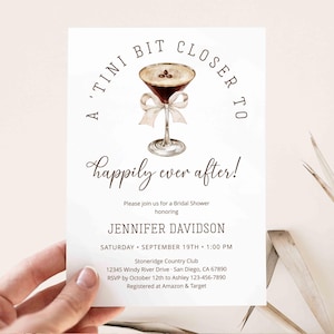 Może przedstawiać: Białe zaproszenie na wieczór panieński z akwarelową ilustracją kieliszka martini z ziarnami kawy i wstążką. Tekst brzmi "A TINI BIT CLOSER TO happily ever after!" i zawiera szczegóły dotyczące wydarzenia, w tym datę, godzinę, miejsce i informacje RSVP.