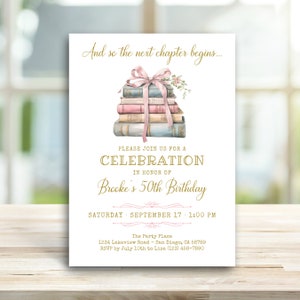 Pode incluir: Um convite dourado e branco com uma pilha de livros amarrados com uma fita rosa e um enfeite floral. O texto diz "And so the next chapter begins..." e "Please join us for a celebration in honor of Brooke's 50th Birthday". O convite também inclui a data, a hora e o local do evento.