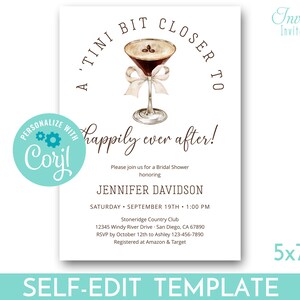 Puede incluir: Una plantilla de invitaci&oacute;n de 5x7 pulgadas con una ilustraci&oacute;n de acuarela de una copa de martini con un lazo. El texto dice "A 'Tini Bit Closer To Happily Ever After!" e incluye detalles para una despedida de soltera en honor a Jennifer Davidson.