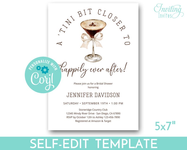 Puede incluir: Una plantilla de invitaci&oacute;n de 5x7 pulgadas con una ilustraci&oacute;n de acuarela de una copa de martini con un lazo. El texto dice "A 'Tini Bit Closer To Happily Ever After!" e incluye detalles para una despedida de soltera en honor a Jennifer Davidson.