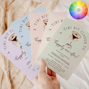 Puede incluir: Invitaciones para una despedida de soltera en colores pastel, incluyendo lavanda, azul, rosa, crema y verde menta. Cada tarjeta presenta una ilustraci&oacute;n de acuarela de una copa de martini y el texto "A Tini Bit Closer To Happily Ever After!"