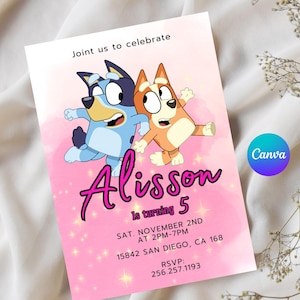 Puede incluir: Invitación de cumpleaños rosa con una imagen de dibujos animados de dos perros. El texto dice "Únete a nosotros para celebrar que Alisson cumple 5 años. Sáb. 2 de noviembre de 2:00 PM a 7:00 PM. 15842 San Diego, CA 168. RSVP: 256.257.1193."