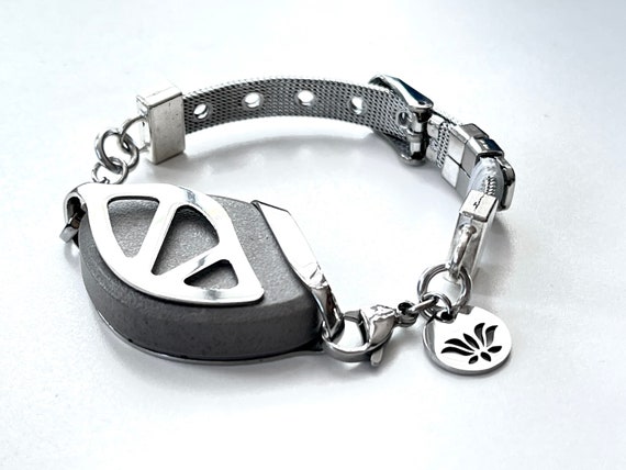 The LEAF bracelet - uncomplicated | Bellabeat, Smart jewelry, Leaf bracelet