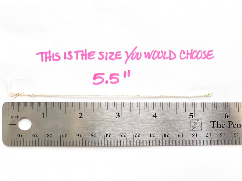 K&ouml;nnte beinhalten: Ein Lineal, das 5,5 Zoll misst, mit einem St&uuml;ck Schnur darauf gelegt. Der Text "THIS IS THE SIZE YOU WOULD CHOOSE 5.5" ist in Pink &uuml;ber dem Lineal geschrieben.
