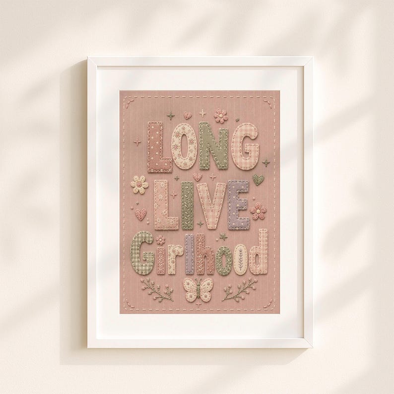 Puede incluir: Una l&aacute;mina enmarcada sobre fondo rosa empolvado con el texto LONG LIVE Girlhood en estilo patchwork. Las letras presentan patrones como lunares, cuadros vichy y flores, decoradas con peque&ntilde;as flores bordadas, corazones y una mariposa.