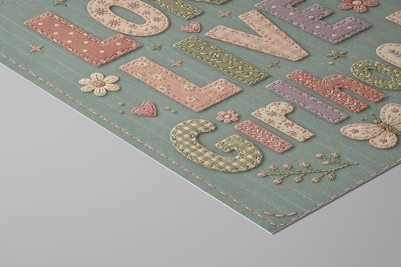 Puede incluir: Una impresi&oacute;n rectangular de color verde salvia con el texto LOVE LIVE GIRL en estilo patchwork. Las letras est&aacute;n decoradas con varios patrones, incluyendo lunares, cuadros vichy y estampados florales en tonos rosa, morado y verde oliva.