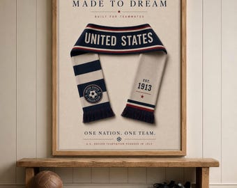 Könnte beinhalten: Ein gerahmtes Poster mit cremefarbenem Hintergrund und dem Text MADE TO DREAM, BUILT FOR TEAMMATES sowie ONE NATION. ONE TEAM. Ein marineblau-weiß-roter Strickschal ist mittig abgebildet mit dem Text UNITED STATES und EST. 1913.