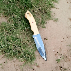 Handmade Bone Handle Hunting Knife: D2 Steel Blade, Leather Sheath