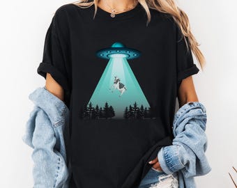 UFO cow abduction shirt, Alien shirt, UFO shirt, Unisex funny alien shirt, Retro t-shirt, vintage shirt, space shirt, cow shirt, funny shirt