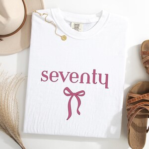 Camiseta de 70 cumpleaños, camiseta del año de nacimiento número 70, camiseta del capítulo 70, camiseta para cumplir 70 años, camiseta del 70, camiseta de fiesta de 70 cumpleaños, regalo de cumpleaños para ella