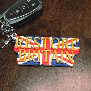 K&ouml;nnte beinhalten: Ein Set aus drei Keramikbechern mit gesprenkelter, matter Oberfl&auml;che. Jeder Becher hat eine andere Farbe: hellblau, cremefarben und grau. Die Becher haben ein schlichtes, modernes Design und einen bequemen Griff.