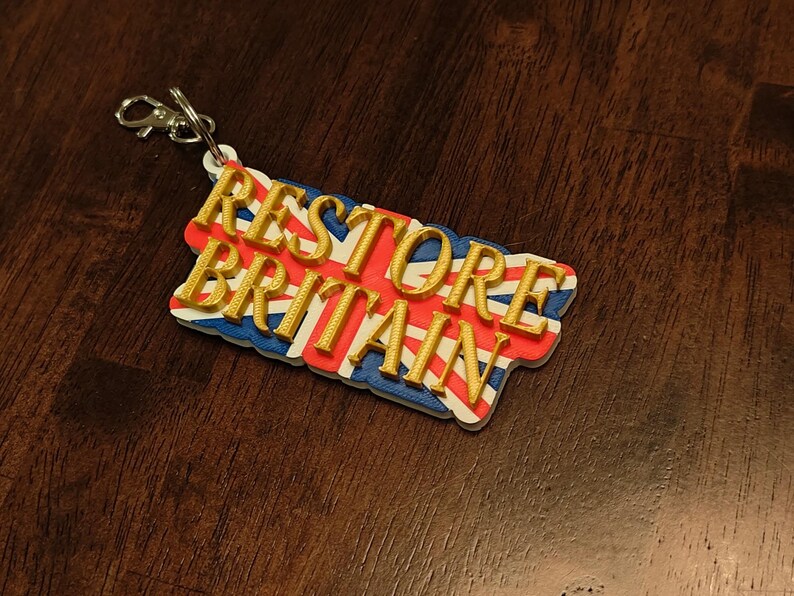 K&ouml;nnte beinhalten: Eine wei&szlig;e Keramik-Tasse mit schwarzem Henkel und dem Text "But First, Coffee" in schwarzer, fetter Schrift. Die Tasse steht auf einer wei&szlig;en Oberfl&auml;che.