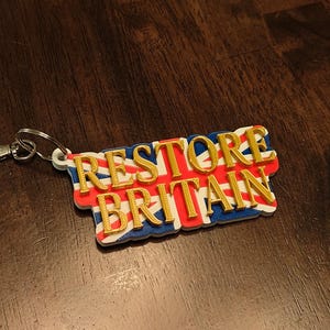 K&ouml;nnte beinhalten: Ein Set aus drei Keramikbechern mit gesprenkelter, matter Oberfl&auml;che. Die Becher sind in den Farbt&ouml;nen Creme, Hellgrau und Dunkelgrau gehalten. Jeder Becher hat ein schlichtes, minimalistisches Design und einen abgerundeten Henkel.