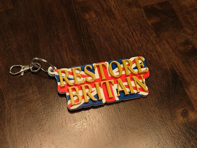 K&ouml;nnte beinhalten: Ein Set aus drei Keramikbechern mit gesprenkelter, matter Oberfl&auml;che. Die Becher sind in den Farbt&ouml;nen Creme, Hellgrau und Dunkelgrau gehalten. Jeder Becher hat ein schlichtes, minimalistisches Design und einen abgerundeten Henkel.