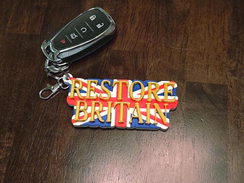 K&ouml;nnte beinhalten: Ein Set aus drei Keramikbechern mit gesprenkelter, matter Oberfl&auml;che. Jeder Becher hat eine andere Farbe: hellblau, cremefarben und grau. Die Becher haben ein schlichtes, modernes Design und einen bequemen Griff.