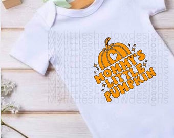Koszula Mommy’s little Pumpkin, może być wykonana dla osób w każdym wieku. Dostępne różne style i kolory.