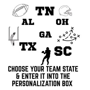 Op de afbeelding: Zwart-wit afbeelding met voetbalpictogrammen en staat-afkortingen: TN, AL, OH, GA, TX en SC. Tekst luidt: "KIES JE TEAMSTAAT & VOER HET IN DE PERSONALISATIEBOX."