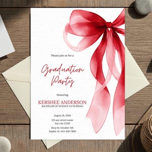 Puede incluir: Una invitación blanca para una fiesta de graduación con un diseño de lazo rojo en acuarela. La invitación incluye el texto "Graduation Party" y detalles para el homenajeado, la fecha, la hora y la información de RSVP. La invitación está sobre una superficie de madera.
