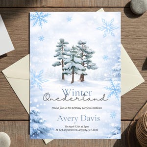 Könnte beinhalten: Winter-Wunderland-Geburtstagseinladung. Die Einladung zeigt eine Aquarellillustration von schneebedeckten Kiefern und Schneeflocken. Der Text lautet "Winter Wonderland" und enthält Party-Details.