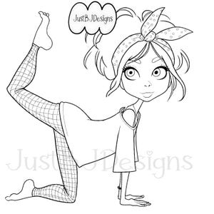 Op de afbeelding: Een zwart-wit lijntekening van een personage in een yogahouding, gekleed in een losse top, een hoofdband met stippen en een legging met ruitpatroon. De tekst JustB JDesigns verschijnt in een tekstballon erboven en als watermerk in het midden.