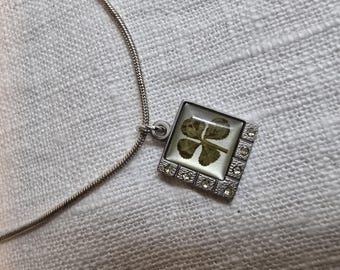 Rare collier porte-bonheur Super Smalls avec un véritable trèfle à 4 feuilles.