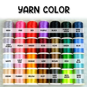 Puede incluir: Una carta de colores de carretes de hilo en varios colores, incluyendo gris, rosa, rojo, morado, negro, verde y azul. Cada carrete est&aacute; etiquetado con su nombre de color. El texto "YARN COLOR" est&aacute; en la parte superior.