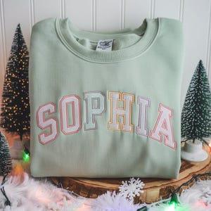 Sudadera con nombre para niños bordada personalizada, camiseta con nombre colorido, sudadera con cuello redondo personalizada, camiseta con letras de bloque de monograma, regalo para bebé