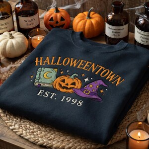 Broderad Halloweentown-tröja, vintage Halloween-universitets-crewneck, läskig höstpumpatröja som present till henne, Halloween-crewneck