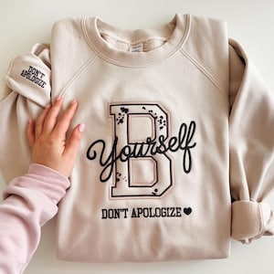 Personalisiertes Sweatshirt mit Initialen, gestickter Motivationsbrief-Crewneck, sei du selbst nicht entschuldigung, Geschenk-Pullover