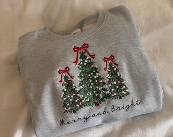 Sudadera bordada "Merry and Bright", suéter de árbol de Navidad, sudadera con pino, suéter navideño, pan de jengibre, sudaderas con pinos, pino