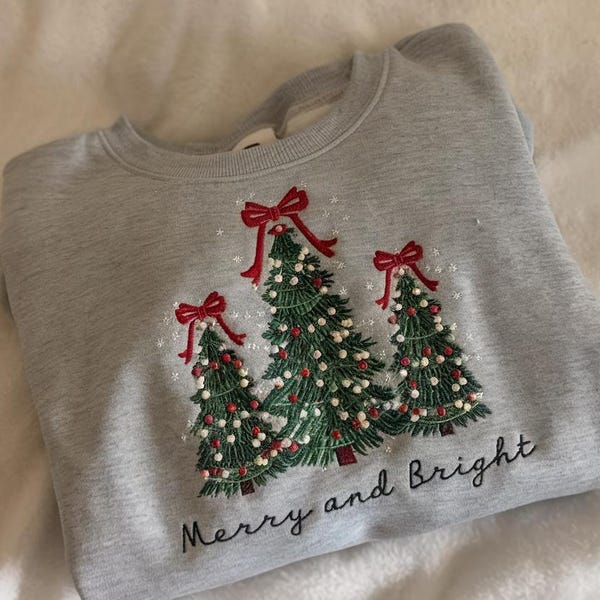 メリー＆ブライト刺繍スウェットシャツ、クリスマスツリーセーター、松の木スウェットシャツ、ホリデーセーター、ジンジャーブレッド、松のスウェットシャツ、松