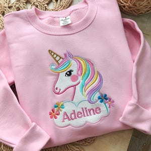 Sweat-shirt licorne brodée, chemise licorne brodée, col rond licorne magique, chemise d'anniversaire de licorne, chemise d'anniversaire de fille, jolie licorne