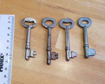 Old keys, lot of 4, not been cleaned, scrapbooking, jewellery making, steampunk, lot number A2