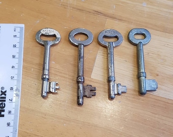 Old keys, lot of 4, not been cleaned, scrapbooking, jewellery making, steampunk, lot number A2