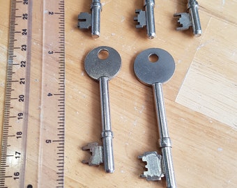 Old keys, lot of 5, not been cleaned, scrapbooking, jewellery making, steampunk, lot number b1