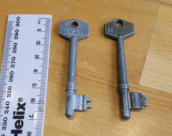 Old keys, lot of 2, not been cleaned, scrapbooking, jewellery making, steampunk, lot number A6