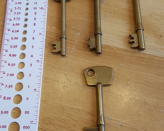 Old keys, lot of 4, not been cleaned, scrapbooking, jewellery making, steampunk, lot number B3