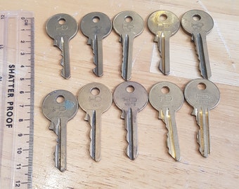 Old keys, lot of 10, not been cleaned, scrapbooking, jewellery making, steampunk, lot number a1