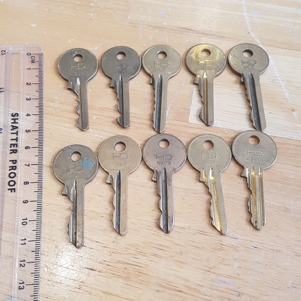 Old keys, lot of 10, not been cleaned, scrapbooking, jewellery making, steampunk, lot number a1