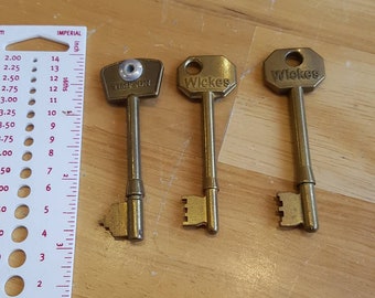Old keys, lot of 3, not been cleaned, scrapbooking, jewellery making, steampunk, lot number B5