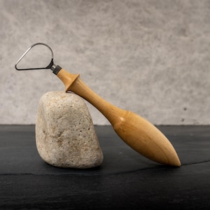 Utensile per rifinitura della ceramica - Testa dell'utensile in carburo di tungsteno (a forma di goccia) con manico in legno naturale