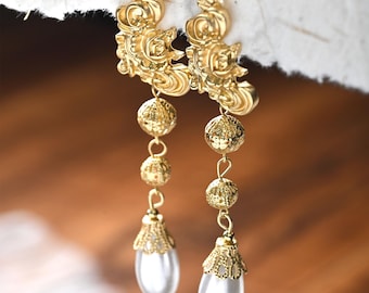 Pendientes colgantes de perlas barrocas para novia, chapados en oro de 14 quilates, estilo vintage floral, elegantes pendientes colgantes de perlas.