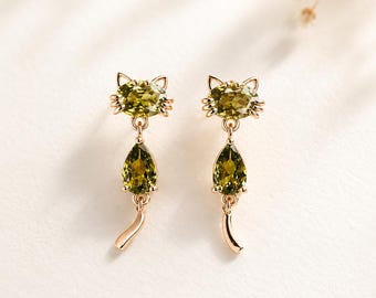 Brincos pendentes de gatinho dourados, delicados brincos de cristal verde peridoto, brincos minimalistas de gatinho, joia de animal encantadora para presentear.