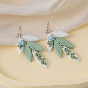 Boucle d&#39;oreille feuille en argile, Boucle d&#39;oreille feuille verte, Boucles d&#39;oreilles bohèmes faites main, Boucles d&#39;oreilles légères en argile, Bijoux en pâte polymère
