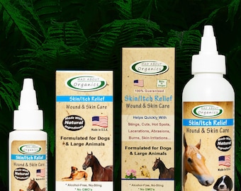 Może przedstawiać: Trzy butelki Mad About Organics Skin/Itch Relief do pielęgnacji ran i skóry dla psów i dużych zwierząt. Butelki są oznaczone nazwą produktu, składnikami i wagą netto. Butelki znajdują się przed zielonym, liściastym tłem.