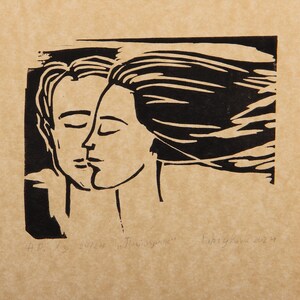 Linosnede &quot;The Kiss&quot; - Limited Edition handgemaakte print, romantische minimalistische kunst, klein origineel kunstwerk, cadeau voor kunstliefhebbers