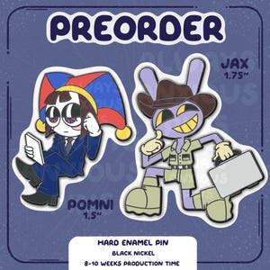 Può includere: Due spille in smalto duro con personaggi dei cartoni animati. Una spilla mostra un personaggio in abito blu e cappello da giullare, etichettata "Pomni" a 3,8 cm. L'altra raffigura un personaggio coniglio viola in tenuta da safari, etichettata "Jax" a 4,4 cm. Le spille sono in nichel nero.